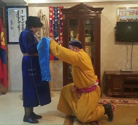 Ц.Содномдорж “ээждээ сөгдөн” хүндэтгэл үзүүлжээ